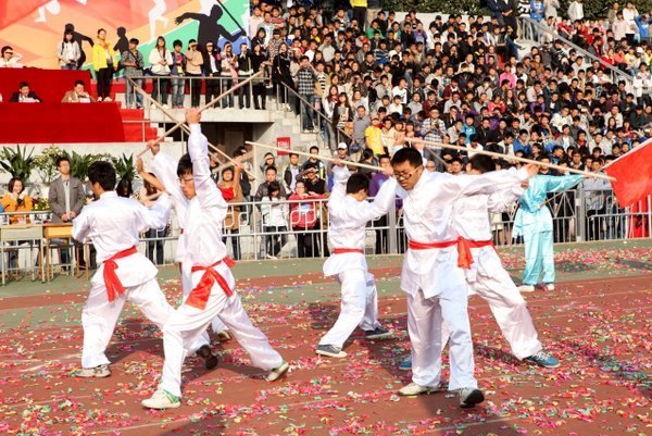 紅旗翻飛問蒼穹 摩拳擦掌斗志揚 常州工學院第三十屆田徑運動會隆重開幕