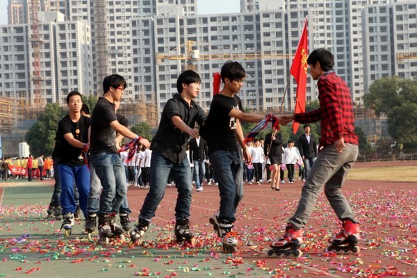 紅旗翻飛問蒼穹 摩拳擦掌斗志揚 常州工學院第三十屆田徑運動會隆重開幕