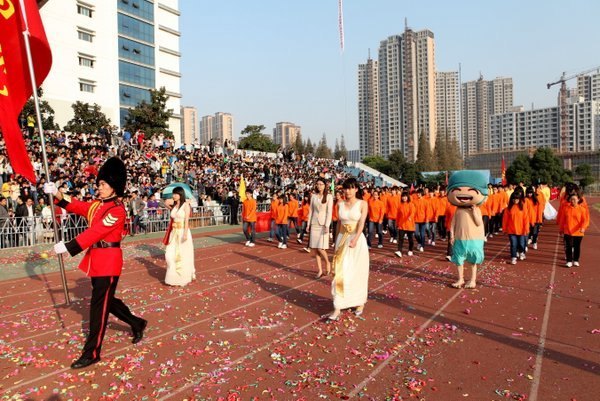 紅旗翻飛問蒼穹 摩拳擦掌斗志揚 常州工學院第三十屆田徑運動會隆重開幕