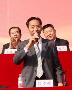 紅旗翻飛問蒼穹 摩拳擦掌斗志揚 常州工學院第三十屆田徑運動會隆重開幕