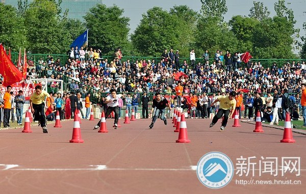 【賽事直通車】無與“輪”比 100米輪滑障礙賽精彩上演