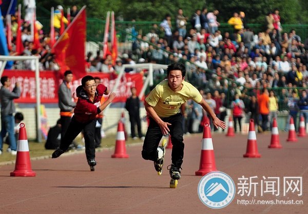 【賽事直通車】無與“輪”比 100米輪滑障礙賽精彩上演