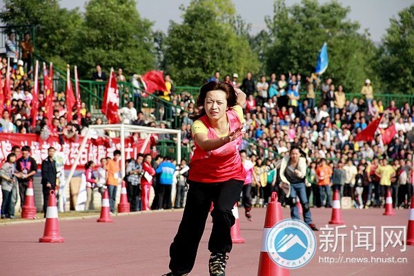 【賽事直通車】無與“輪”比 100米輪滑障礙賽精彩上演