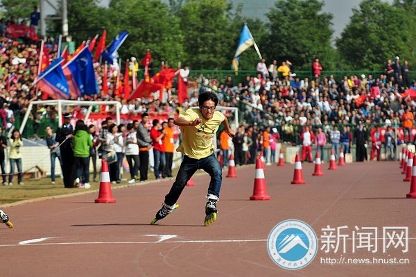 【賽事直通車】無與“輪”比 100米輪滑障礙賽精彩上演