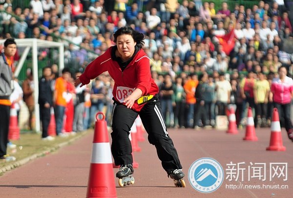 【賽事直通車】無與“輪”比 100米輪滑障礙賽精彩上演