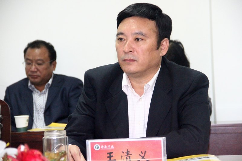 河南省高校人文社科重點研究基地評審專家組蒞臨許昌學院現場考察