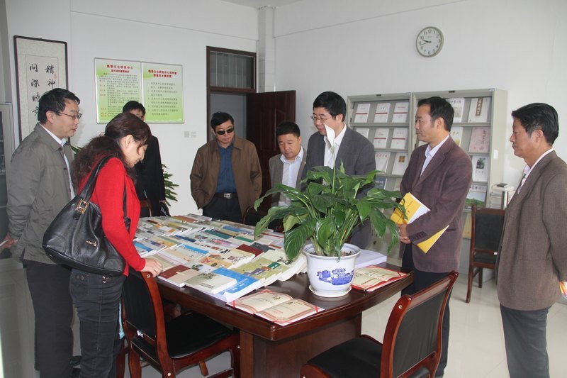 河南省高校人文社科重點研究基地評審專家組蒞臨許昌學院現場考察