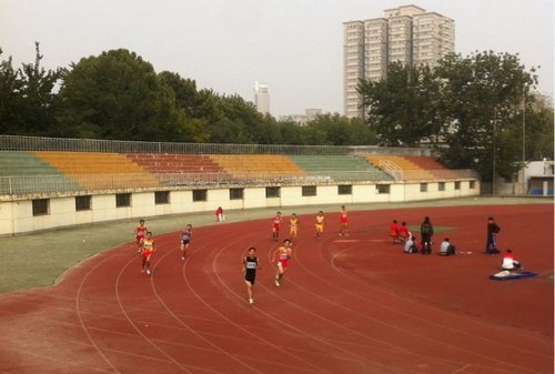 煙臺大學文經學院學生在山東省大學生田徑錦標賽上披金斬銀