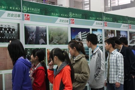 校慶專題:水保學(xué)院組織學(xué)生參觀校史展