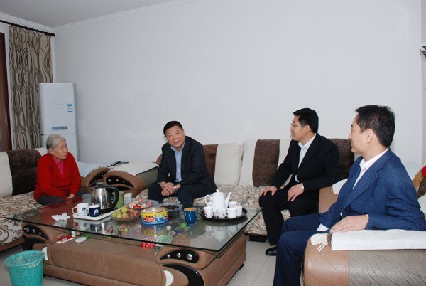 重陽(yáng)節(jié)校領(lǐng)導(dǎo)走訪老干部