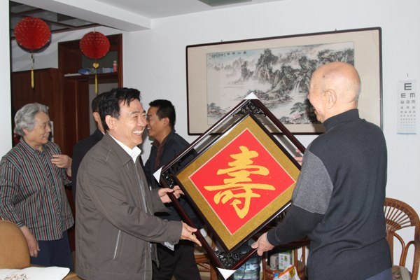 重陽(yáng)節(jié)校領(lǐng)導(dǎo)走訪老干部