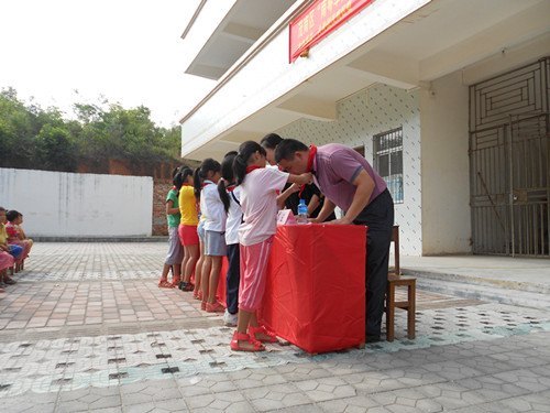 愛在希望家園——化工學(xué)院與茂南區(qū)聯(lián)合開展關(guān)愛留守兒童活動