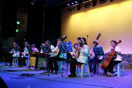 學(xué)校舉行“情暖重陽”文藝聯(lián)歡會(huì)