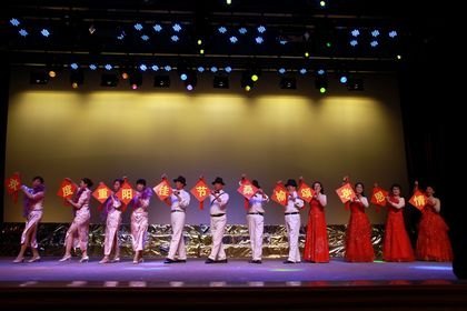 學(xué)校舉行“情暖重陽”文藝聯(lián)歡會(huì)