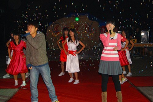 建環系舉辦“魅舞青春”露天舞會