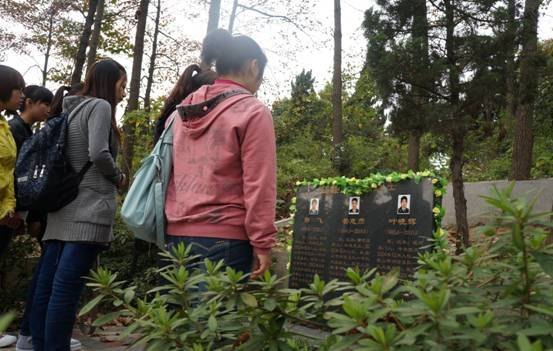 (圖文)學習英烈  發奮學習  立志成才——2012年“概論”課實踐教學圓滿完成