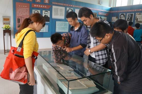 (圖文)學習英烈  發奮學習  立志成才——2012年“概論”課實踐教學圓滿完成