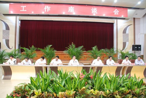 劉力書記、鄧艷葵副院長率隊赴田東縣參加自治區(qū)扶貧開發(fā)工作座談會并深入對口扶貧點調研