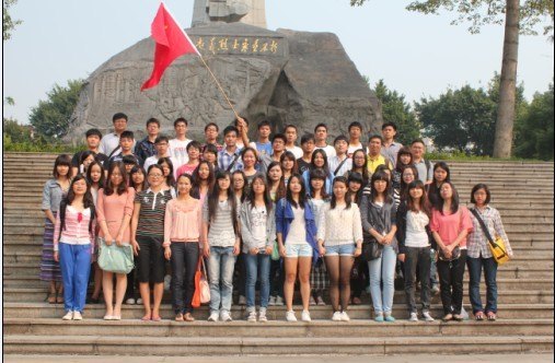 緬懷革命先烈  觀看紅色歌劇——學(xué)院黨委開展“瞻仰烈士,與先烈對話”系列活動