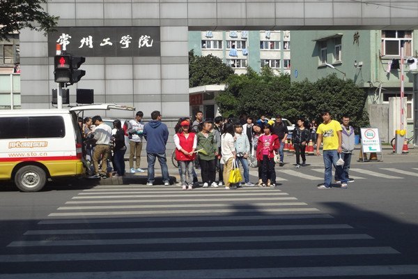 珍愛生命志愿行——常州工學院設立校外交通文明崗