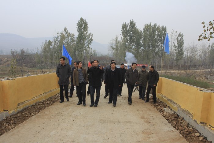 學(xué)校捐資三十萬元幫扶“第一書記”幫包村