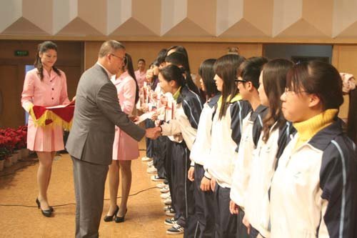 陳熹獎頒發 激勵學子勇于拼搏奮發向上