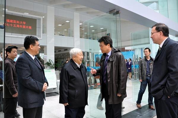 馬國(guó)防書記、劉健校長(zhǎng)出席福建醫(yī)科大學(xué)建校75周年主題活動(dòng)