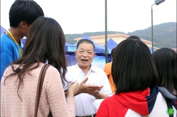 2013屆畢業生校園招聘會順利舉行