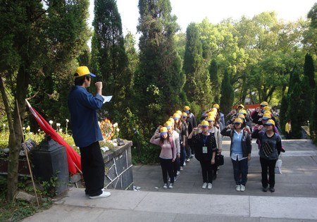 臺州學院志愿者開展清明祭先烈活動