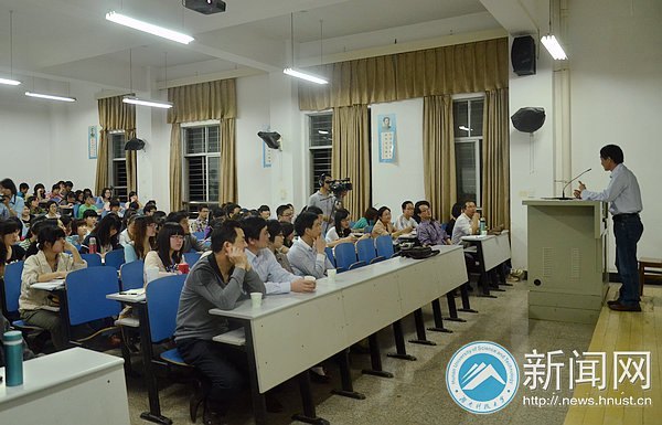 中國小說協會副會長李國平先生來湖南科技大學暢談當前文學熱點問題