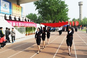 濟(jì)南大學(xué)2013年田徑運(yùn)動會開幕