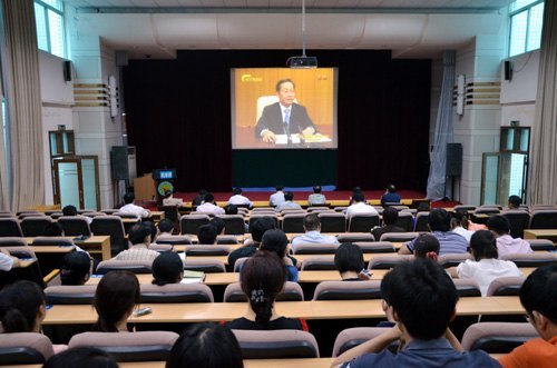 廣西師范學院組織收看全區“美麗廣西 清潔鄉村”活動電視動員大會