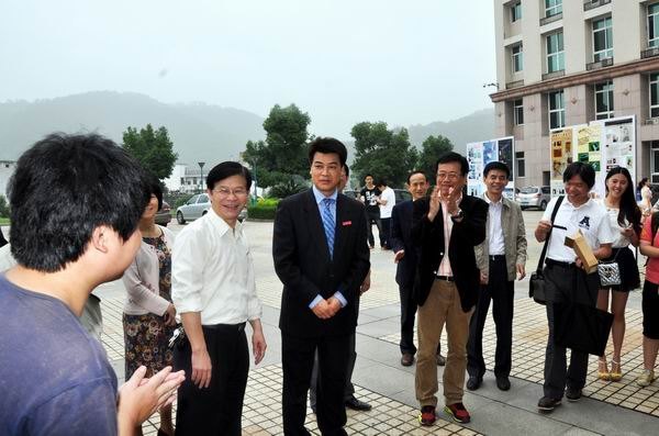 馬國防書記參觀海峽理工學院作品展