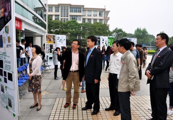 馬國防書記參觀海峽理工學院作品展