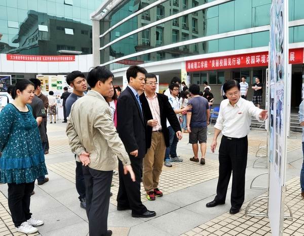 馬國防書記參觀海峽理工學院作品展