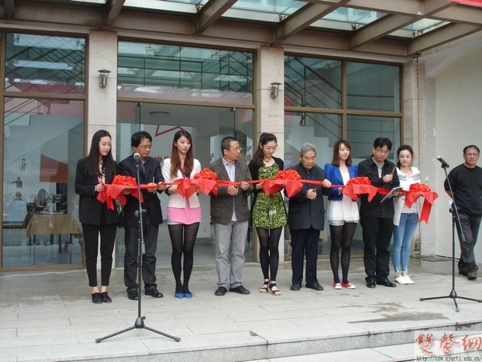 余秉楠教授平面設(shè)計(jì)、研究、教學(xué)50年回顧展開(kāi)幕