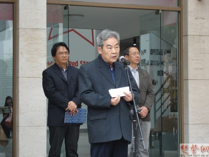 余秉楠教授平面設(shè)計(jì)、研究、教學(xué)50年回顧展開(kāi)幕