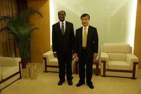 徐明稚校長(zhǎng)會(huì)見(jiàn)肯尼亞莫伊大學(xué)校長(zhǎng)理查德•米貝一行