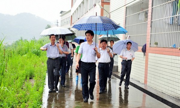 校領(lǐng)導(dǎo)巡察校園安全隱患