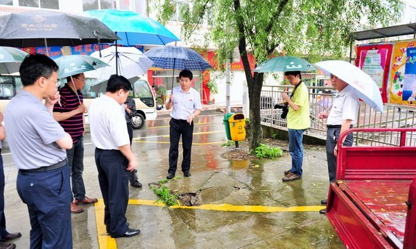 校領(lǐng)導(dǎo)巡察校園安全隱患