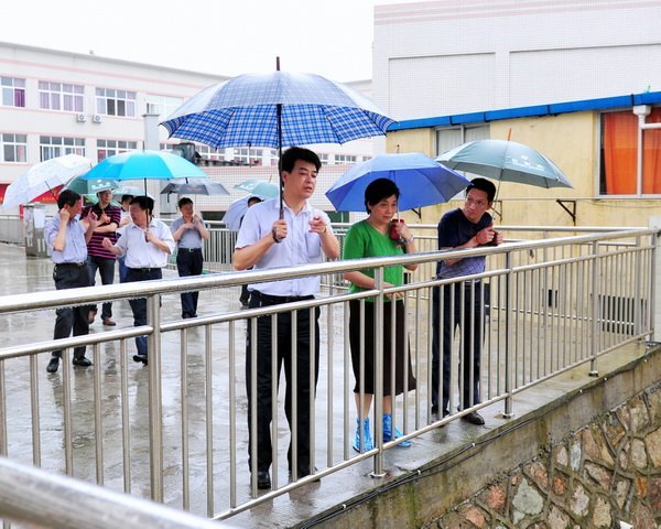 校領(lǐng)導(dǎo)巡察校園安全隱患