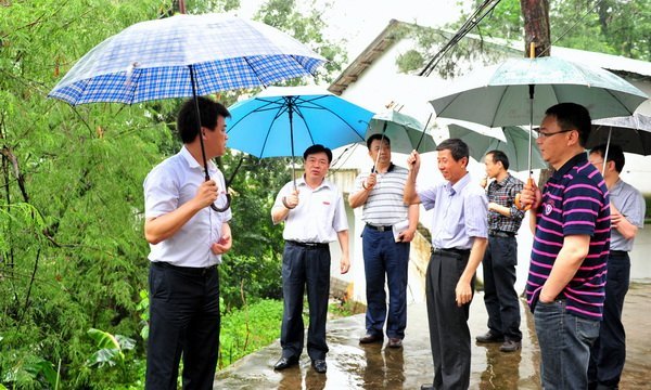 校領(lǐng)導(dǎo)巡察校園安全隱患