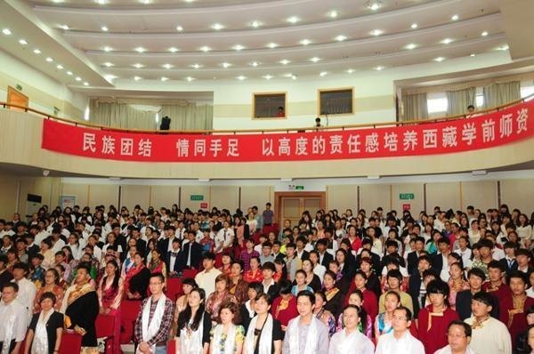 長(zhǎng)沙師范學(xué)校舉辦2013屆西藏班畢業(yè)典禮