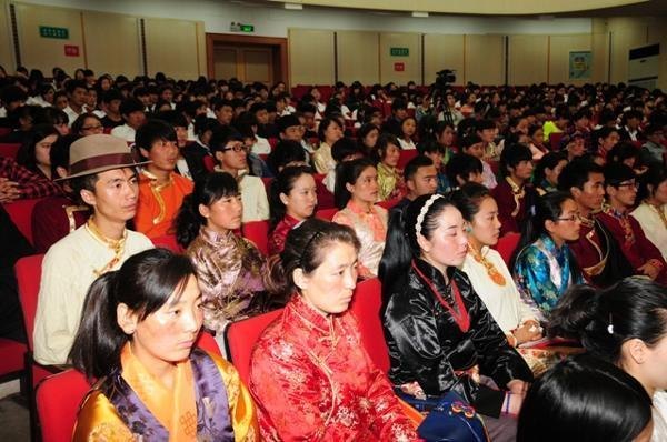 長(zhǎng)沙師范學(xué)校舉辦2013屆西藏班畢業(yè)典禮