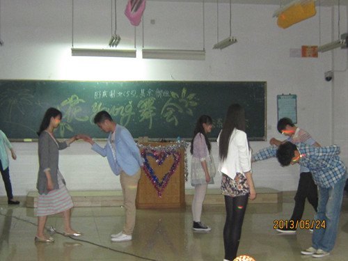 經管系舉辦“花樣年華,我有我的yong”舞會