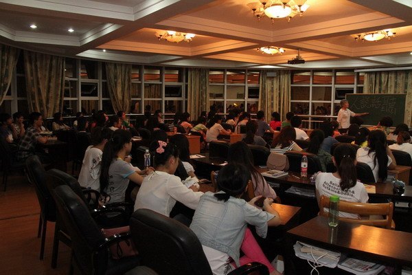 吳青教授來常州工學院談“我的父親母親”