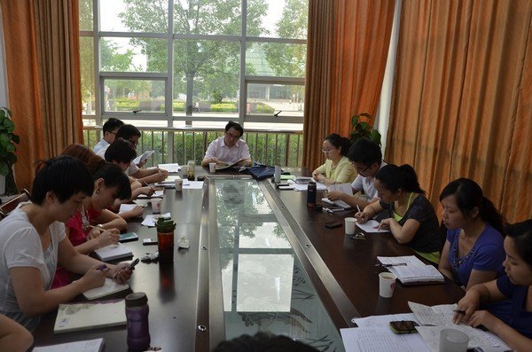 黨委副書記田輝玉到學工部、校團委作黨的十八大精神輔導報告