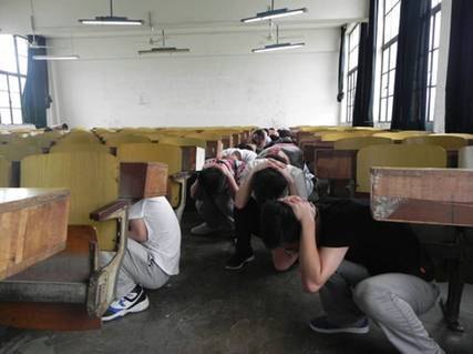 (圖文)安徽工業(yè)大學(xué)工商學(xué)院開(kāi)展地震應(yīng)急疏散演練活動(dòng)