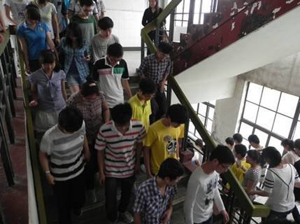 (圖文)安徽工業(yè)大學(xué)工商學(xué)院開(kāi)展地震應(yīng)急疏散演練活動(dòng)