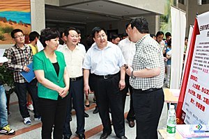 莒縣人民政府、濟南大學全面戰略合作簽字儀式暨人才招聘現場會在濟南大學舉行